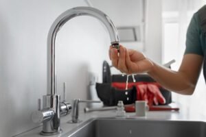 Como trocar uma torneira de cozinha guia prático em 8 passos fáceis